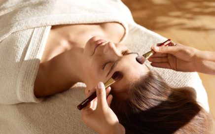 Picture of a woman receiving a Dr. Hauschka lymph brush treatment