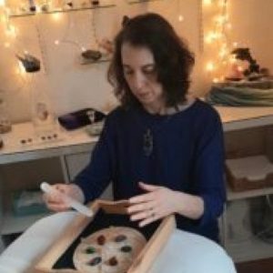 Image of Saralee doing Distance Healing Reiki over a crystal Grid
