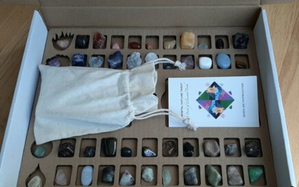 Photo of inside the Crystal Nature Tarot Kit